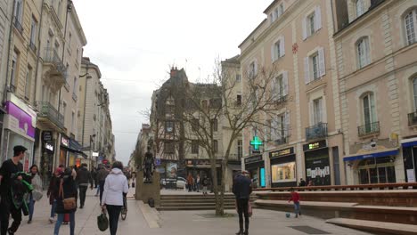 Turistas-En-Las-Calles-Del-Centro-De-La-Ciudad-De-Ira-En-Francia---Ancho