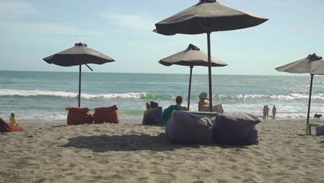 Entspannen-Unter-Einem-Sonnenschirm-Oder-Faulenzen-Auf-Sitzsäcken-Ist-Das-Entspannte-Leben-In-Bali-Canggu