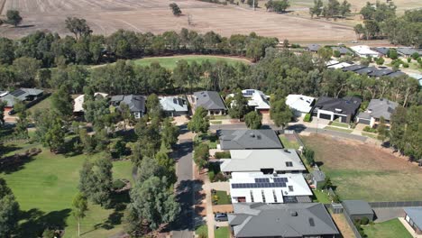 Yarrawonga,-Victoria,-Australia---31-January-2023:-Pull-back-from-the-golf-course-and-small-park-over-residential-houses-at-Silverwoods-Estate
