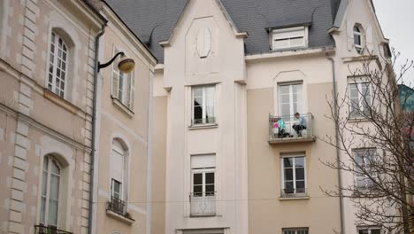 Typical-Architecture-With-People-At-The-Balcony-In-The-City-Center-Of-Angers,-France