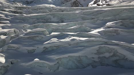 Vista-Aérea:-Hielo-Azul-Que-Compone-Un-Glaciar-En-Los-Alpes-Suizos-En-Invierno