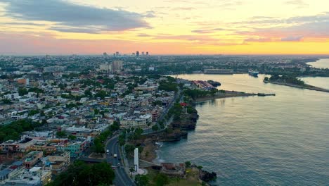 Malecon-Und-Stadtbild-Mit-Hafen-Im-Hintergrund-In-Der-Abenddämmerung,-Santo-Domingo-In-Der-Dominikanischen-Republik