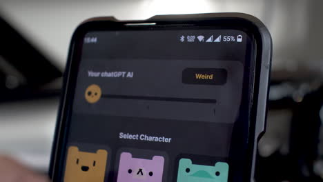 Person,-Die-ChatGPT-Auf-Dem-Handy-Nutzt-Und-Auf-KI-Level-Tippt,-Die-Von-Seltsam-über-Klug-Bis-Hin-Zu-Klug-Reichen
