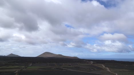 Großer-Himmel,-Weiße-Wolken-über-Dem-Vulkan
