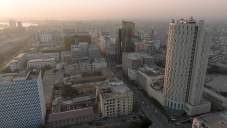 Vista-Aérea-De-La-Plaza-Del-Banco-Habib-Y-Del-Edificio-De-United-Bank-Limited-En-Karachi-Contra-El-Cielo-Anaranjado-Del-Atardecer