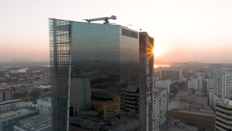 Vista-Aérea-De-La-Oficina-Central-Del-Banco-Ubl-En-Karachi-Con-Puesta-De-Sol-En-El-Horizonte