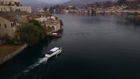 Ein-Kleines-Motorboot-Auf-Dem-Ortasee