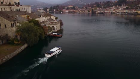 Una-Pequeña-Lancha-Motora-En-El-Lago-Orta