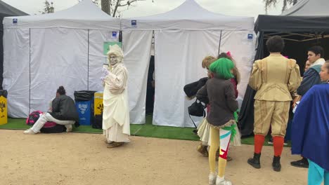 Menschen-In-Mittelalterlichen-Kostümen-Bereiten-Sich-In-Zelten-Auf-Eine-Karnevalsaufführung-In-Madrid,-Spanien,-Vor