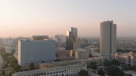 Luftaufnahme-Des-Habib-Bank-Plaza,-Des-Staatslebens-Und-Des-United-Bank-Limited-Gebäudes-In-Karatschi-Vor-Orangefarbenem-Sonnenuntergangshimmel