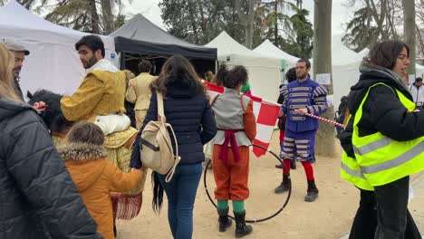 Grupo-De-Personas-En-Trajes-Medievales-Preparando-Su-Actuación-En-Tiendas-De-Campaña-En-Un-Bosque