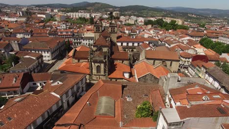 Flug-über-Die-Altstadt-Von-Braga,-Portugal