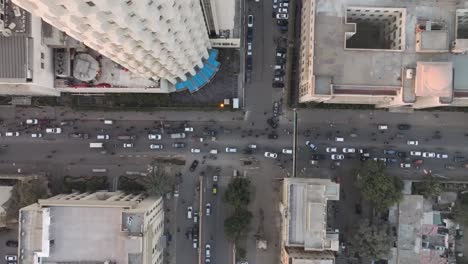 Luftaufnahme-Aus-Der-Vogelperspektive,-Die-Neben-Dem-Habib-Bank-Plaza-In-Karachi-Aufsteigt,-Wobei-Der-Verkehr-Unten-Vorbeifährt