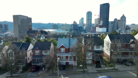 Häuser-In-Der-Innenstadt-Von-Pittsburgh-Mit-Der-Skyline-Der-Stadt-Im-Hintergrund