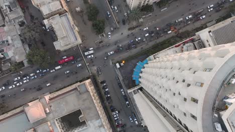 Luftaufnahme-Aus-Der-Vogelperspektive-Beim-Abstieg-Neben-Dem-Habib-Bank-Plaza-In-Karachi,-Wobei-Der-Verkehr-Unten-Vorbeifährt