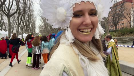 Schöne-Junge-Kaukasische-Frau,-Die-Als-Weiße-Feennymphe-Verkleidet-Ist-Und-Zum-Karneval-In-Die-Kamera-Lächelt