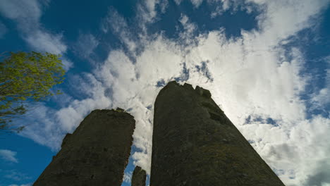 Zeitraffer-Einer-Mittelalterlichen-Burgruine-Von-Ballinafad-In-Der-Ländlichen-Landschaft-Irlands-Mit-Ziehenden-Wolken-An-Einem-Sonnigen-Tag