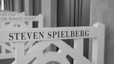 El-Nombre-Del-Director-De-Cine-Steven-Spielberg-En-El-Famoso-Paseo-De-Madera-En-La-Playa-De-Deauville,-Francia