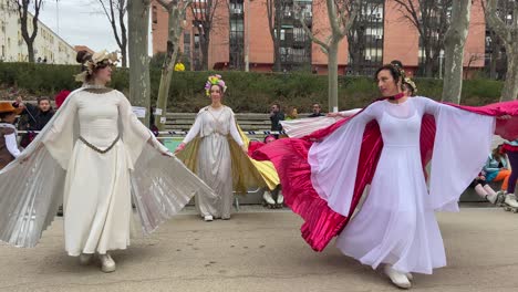 Vista-Frontal-Del-Grupo-De-Bailarines-En-Trajes-De-Hadas-Practicando-Coreografía-De-Carnaval-En-La-Calle