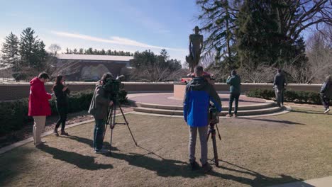 Medien-Versammelten-Sich-Nach-Der-Massenerschießung-Im-Jahr-2023-An-Der-Spartan-Statue-Auf-Dem-Campus-Der-Michigan-State-University-Mit-Einem-Videoschwenk-Von-Links-Nach-Rechts