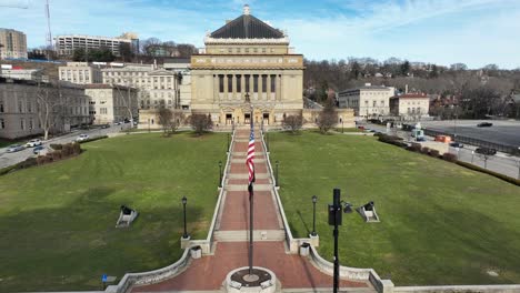 Museo-Y-Salón-Conmemorativo-De-Soldados-Y-Marineros-En-Pittsburgh,-Pennsylvania