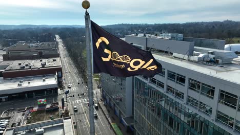 Bandera-De-Google-En-La-Plaza-De-La-Panadería-En-Pittsburgh