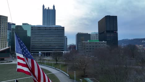 Amerikanische-Flagge-Weht-Im-Point-State-Park-In-Pittsburgh,-Pennsylvania