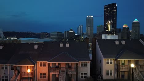 Houses-in-downtown-Pittsburgh,-Pennsylvania-in-early-morning