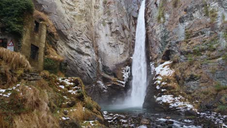Isollaz-Wasserfall,-Italien,-Aufgenommen-Mit-Einer-Drohne