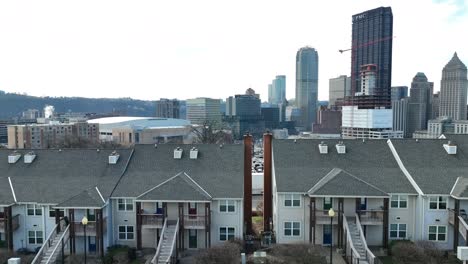 Häuser-Mit-Der-Skyline-Von-Pittsburgh-Im-Hintergrund