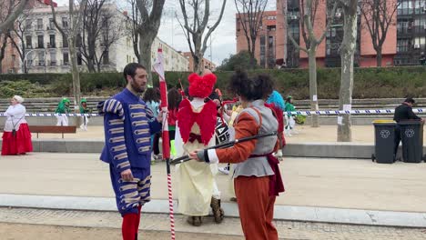 Ein-Junges-Paar,-Das-Sich-Für-Den-Karneval-In-Madrid-Verkleidet-Hat,-Redet-Und-Bereitet-Es-Auf-Der-Straße-Vor