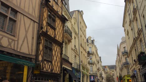 Fachwerkfassade-Von-Architekturen-Im-Historischen-Stadtzentrum-Von-Angers,-Frankreich