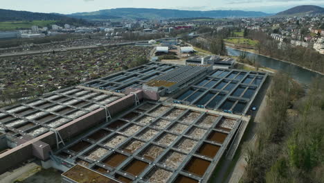 Moderner-Recyclinghof-Werdhölzli-In-Zürich,-Schweiz-An-Einem-Teilweise-Bewölkten-Tag