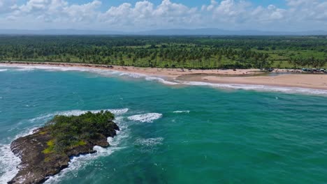 Playa-Escénica-Con-Un-Islote-En-Medio-Del-Océano,-Playa-Arroyo-Salado,-República-Dominicana---Toma-Aérea-De-Drones