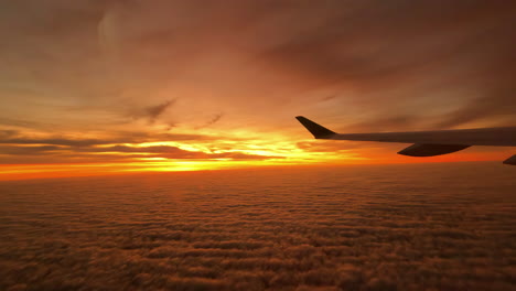 Brillanter-Sonnenaufgang-Oder-Sonnenuntergang,-Wie-Man-Ihn-Von-Einem-Flugzeug-Aus-Sieht,-Mit-Dem-Flügel-Als-Silhouette