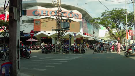 Eingang-Des-Berühmten-Touristenmarktes-Cho-Con-Mit-Geparkten-Fahrzeugen-Und-Passanten,-Stadt-Da-Nang,-Vietnam
