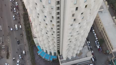 Vista-Aérea-De-La-Plaza-Del-Banco-Habib-En-Karachi-Contra-El-Cielo-Anaranjado-Del-Atardecer