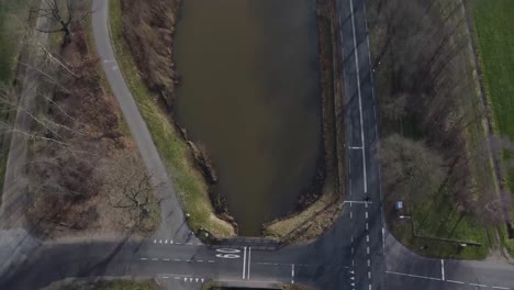 Toma-De-Drone-Del-Paisaje-Holandés-Con-Canal-Y-Carreteras