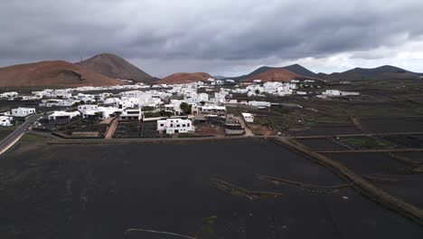 Typisches-Dorf-Auf-Lanzarote-Mit-Weißen-Gebäuden