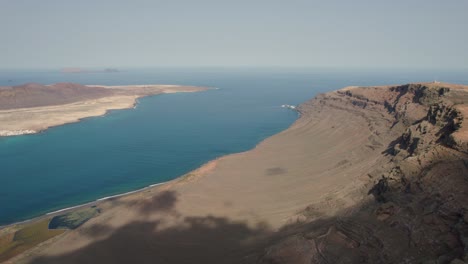 Drone-flight-along-the-majestic-mountain-peaks,-Isla-Graciosa,-Lanzarote,-Canary-Island