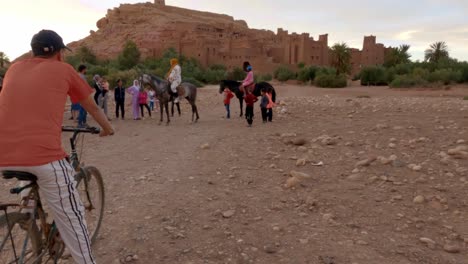 Gruppe-Von-Kindern,-Die-In-Aït-Ben-Haddou-Reiten-Lernen