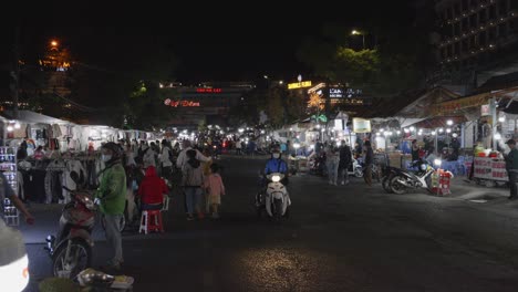 Night-market-in-Da-Lat,-Vietnam