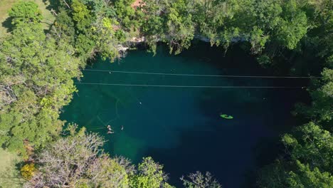 Gente-Irreconocible-Nadando-En-Las-Aguas-Azules-De-La-Laguna-Dudu,-Cabrera-En-República-Dominicana