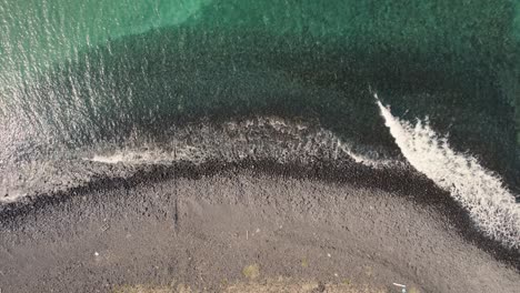 Fantastische-Luftaufnahme-über-Der-Küste-Der-Insel-La-Graciosa,-Das-Meer-Trifft-Auf-Die-Küste,-Kanarische-Inseln,-Spanien