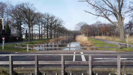 Langsame-Drohnenaufnahme-Des-Kanals-Mit-Erstaunlicher-Reflexion-Und-Brücke