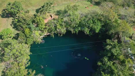 Tourist-Springt-Von-Einem-Seil-Im-Wasser-Der-Dudu-Lagune,-Cabrera-In-Der-Dominikanischen-Republik