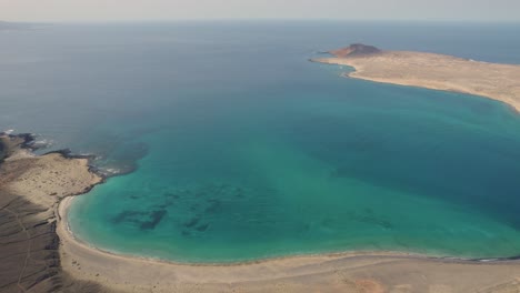 Aerial-view-of-the-island-of-La-Graciosa-and-its-bay-with-a-sandy-beach