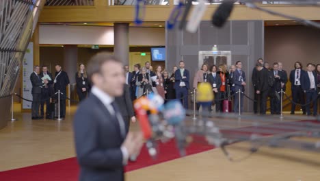 Die-Finnische-Premierministerin-Sanna-Marin-Läuft-Während-Des-EU-Gipfels-In-Brüssel,-Belgien,-Auf-Dem-Roten-Teppich-Im-Gebäude-Des-Europäischen-Rates