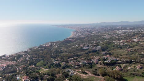 Wunderschöne-Luftaufnahme,-Die-Die-Atemberaubende-Sonnige-Küste-Spaniens-Zeigt