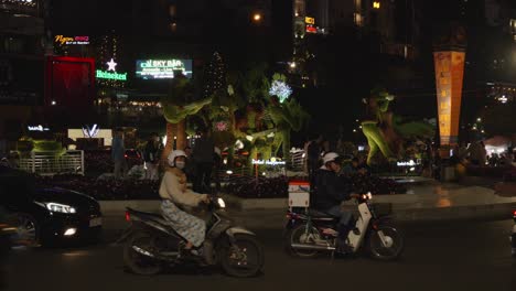 Ein-Kreisverkehr-In-Da-Lat,-Vietnam,-Mit-Buschskulpturen-In-Der-Mitte